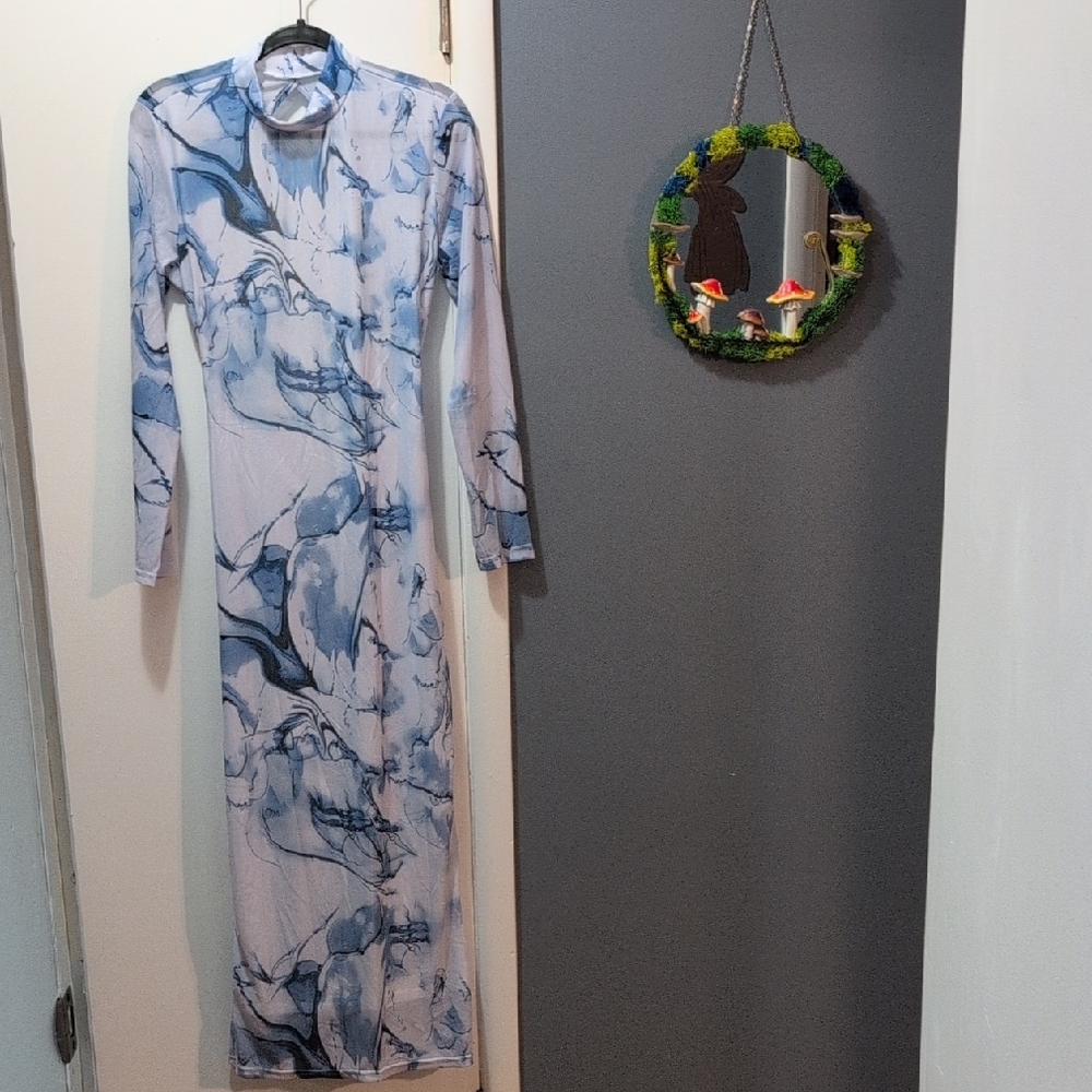 Blue Marble Print Backless Dress With High Neck And Long Sleeves